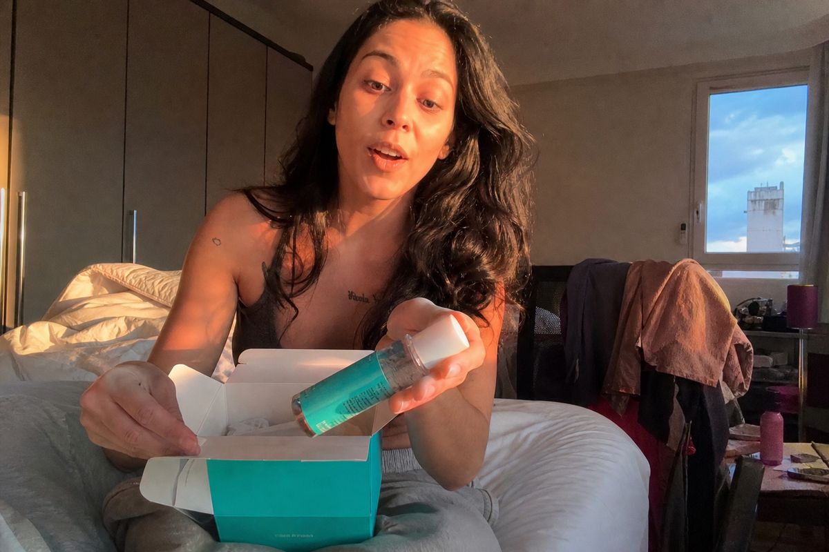 Participante abrindo a caixa e comentando o produto